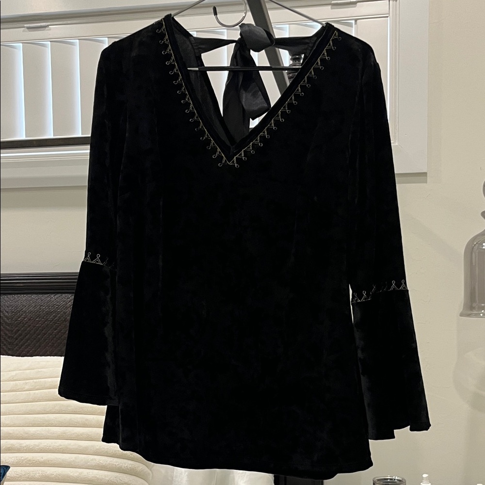Adiva Elegant Black V-Neck Blouse